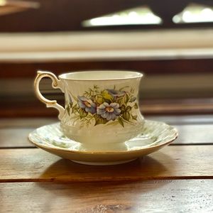 Queens fine bone china teacup & saucer